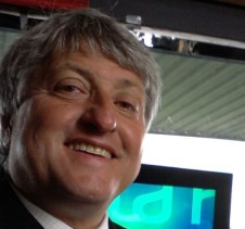 Primer plano del periodista deportivo showman del Uruguay.