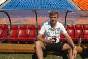 Entre mate y mate, Bauzá observó el entrenamiento de hoy.