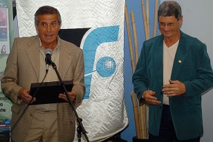 El maestro Óscar Washington Tabárez recibe el homenaje de la Asociación Uruguaya de Entrenadores de Fútbol.