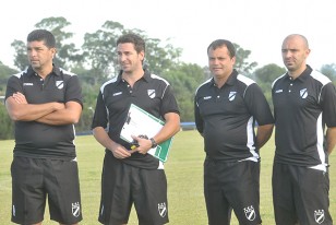 El cuerpo técnico de Danubio con Leonardo Ramos al frente.