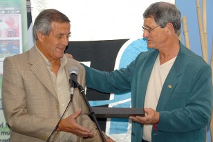 Ariel Longo le entrega en nombre de Audef el merecido reconocimiento a Washington Tabárez.