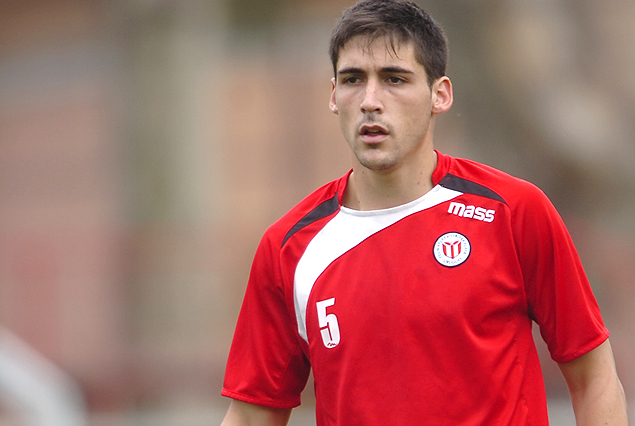 Claudio Inella pieza firme en el mediocampo darsenero. 