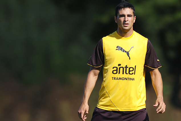 Alejandro González volverá a la posición de zaguero el sábado ante Danubio.