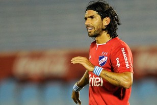 Sebastián Abreu en la intensidad del partido y crítico con el presente deportivo del club.