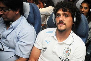 Aguirregaray en pleno vuelo ve la película que se exhibió.