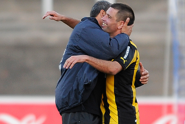 Danilo Baltierra, el técnico de Cerro, y "Tony" Pacheco, capitán aurinegro, se abrazaron al final del partido.