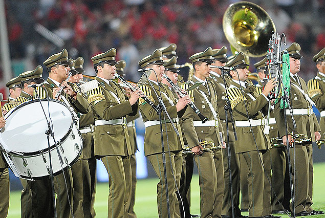 La Banda de Música de los Carabineros de Chile, interpretó los himno.