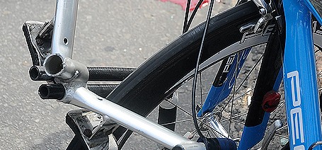 El manillar de la bicicleta de Gracés se quebró repentinamente. 