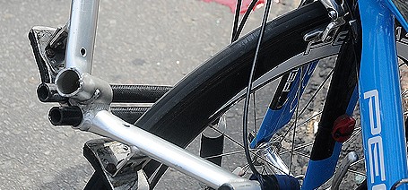 El manillar de la bicicleta de Gracés se quebró repentinamente. 