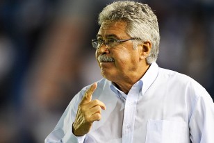 Juan Carlos "Cacho" Blanco, DT de Nacional que debutó con triunfo en la Bombonera ante Boca Juniors por la Libertadores 2013.