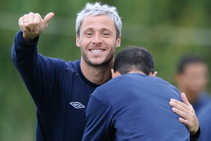 El argentino Israel Damonte y el abrazo de felicitación de Vicente Sánchez por el nombramiento de su compatriota Francisco I como nuevo Papa.