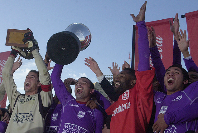 Martín Silva, Pablo Gaglianone, Jairo Castillo y Tabaré Viudez, en el festejo del último título de campeón uruguayo violeta en la temporada 2007-2008.