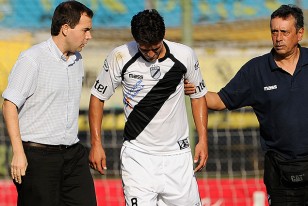 El Dr. Schiavone asistiendo a Canobbio en el final del primer tiempo. 
