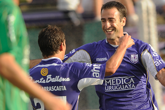 Ignacio Risso festeja el segundo gol violeta y se abraza con De Arrascaeta. 