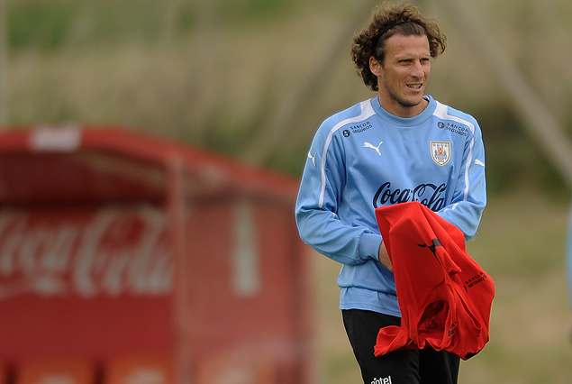 Diego Forlán con el chaleco rojo en mano. 