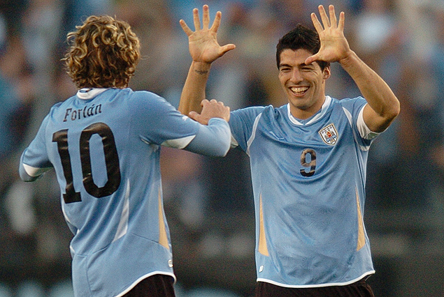 Diego Forlán y Luis Suárez, los goleadores de la "era Tabárez" en la selección uruguaya.