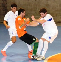 Sebastián Castro y Diego Llama peleando la pelota.