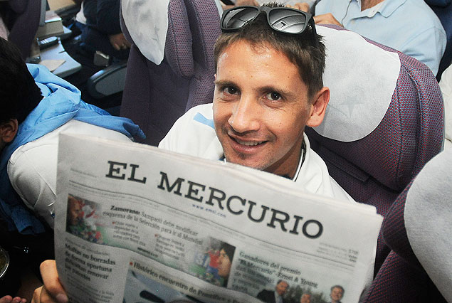 Sonriente el fraybentino Ramírez en pleno vuelo lee el diario chileno "El Mercurio".