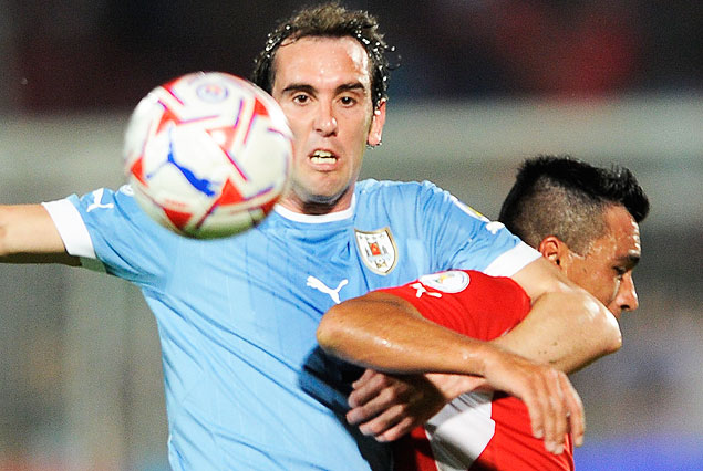 Diego Godìn en lucha cuerpo a cuerpo con el trasandino Esteban Paredes.