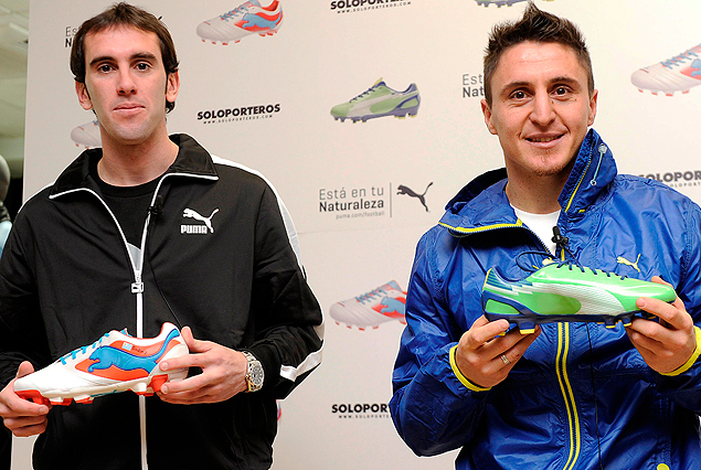 Diego Godín y Cristian "Cebolla" Rodríguez, con los nuevos modelos de zapatos de fútbol PUMA.