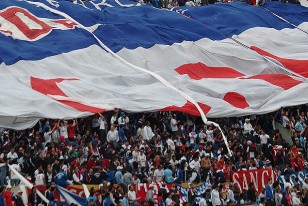 La hinchada tricolor espectante, va por el tercer uruguayo consecutivo.