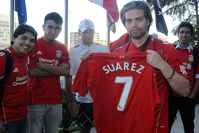 Los hinchas de Liverpool con  la camiseta de Luis Suárez.