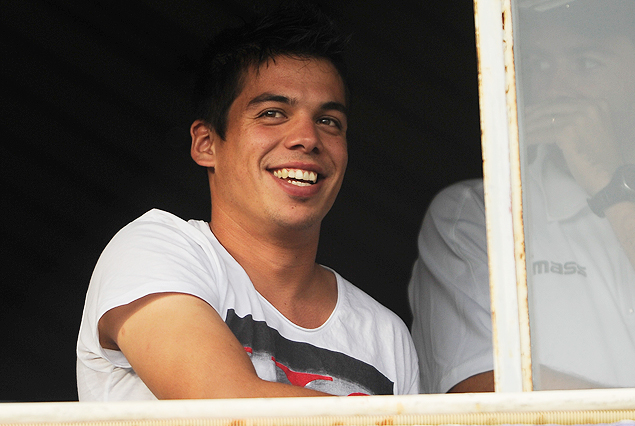 Yonatan Irrazábal, lesionado, siguió las incidencias del juego desde el local de concentración.