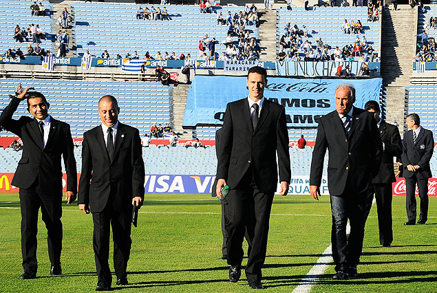 Los jueces colombianos caminando por la cancha del Estadio Centenario.