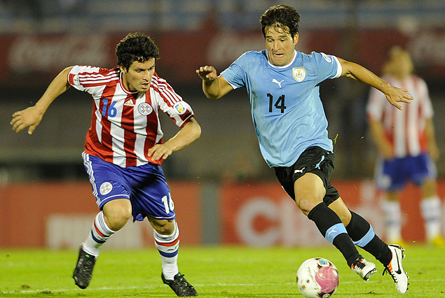 Nicolás Lodeiro maniobra con el balón ante la marca de Cristian Riveros.