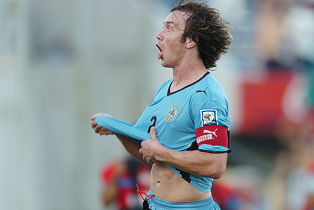 Diego Lugano, capitán uruguayo, grita el úlimo gol celeste ante los guaraníes por eliminatorias en el Estadio Centenario.