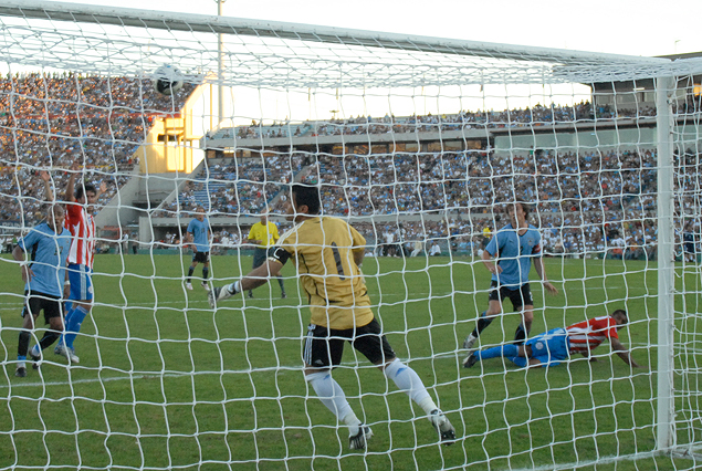 Diego Lugano anota el segundo gol uruguayo en el triunfo 2:0 por las eliminatorias Sudáfrica 2010.