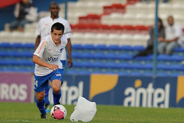 Adrián Luna con el balón trata de eludir la marca de una bolsa de nylon.