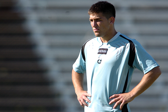 Mauricio Alonso a la izquierda de los volantes el sábado ante Peñarol.