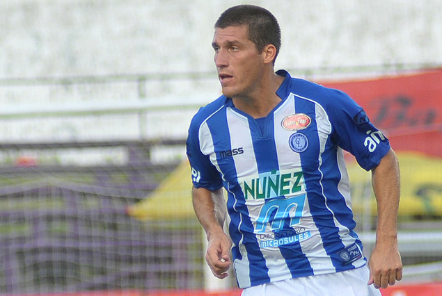 Mauricio Ruiz puso cifras definitivas a favor de Cerro Largo, que venció a Racing 3:1 en el Estadio Ubilla. 