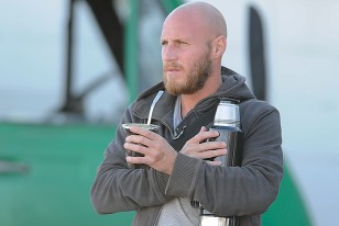 Marcel Novick no jugó y siguió el partido a puro mate. 