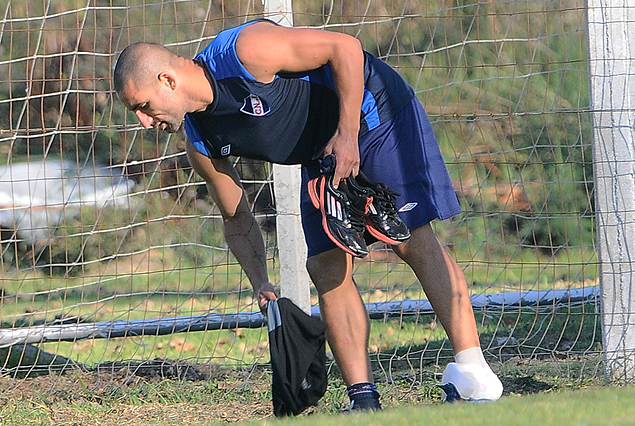 Christian Núñez con hielo sobre el tobillo izquierdo. "Pichón" sufrió un leve esguince.