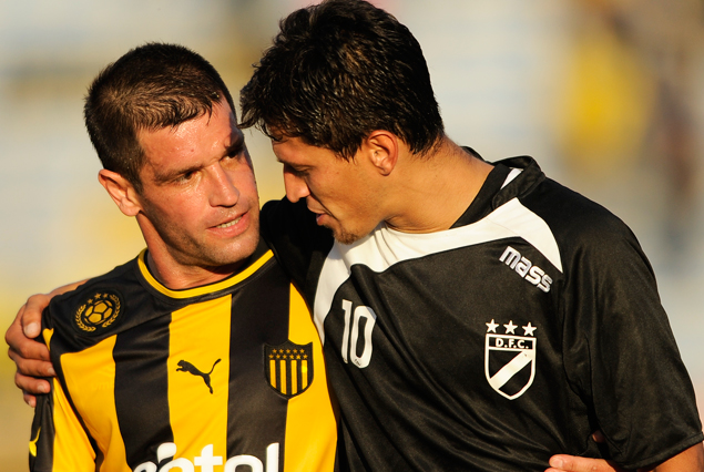 Antonio Pacheco y Fabián Canobbio, el abrazo de reencuentro de dos amigos. 