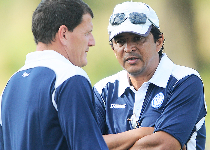 El brasileño Rodrigo De Oliveira conversa con el entrenador Danilo Núñez.