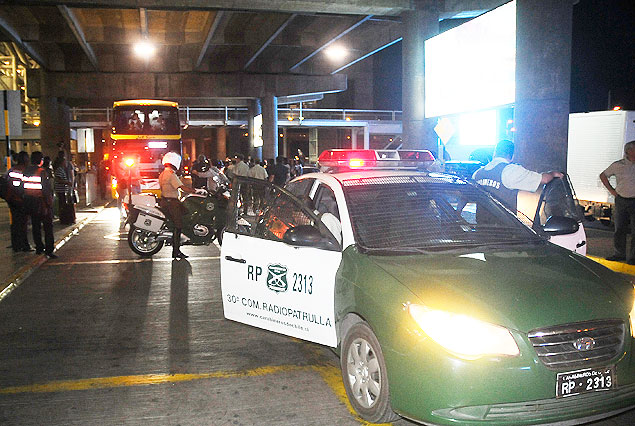 El patrullero en primer plano, detrás el ómnibus de los celestes en la terminal aérea.