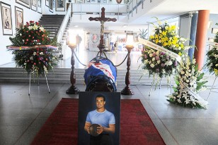 La capilla ardiente con el féretro de Aníbal Paz, en la sede de Nacional, precedido por una imagen del inmortal arquero  gloria del fútbol uruguayo. Se fue un grande, campeón de América y del Mundo con la celeste.