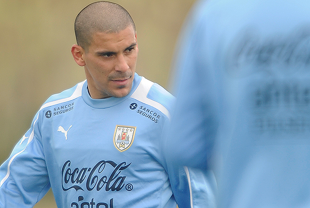 Maximiliano Pereira, seguro titular ante Paraguay.