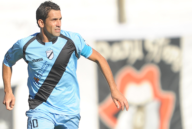 Diego Perrone, luciendo la cinta de capitán en la camiseta número diez.