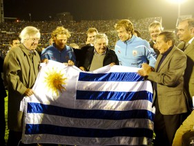 El presidente José Mujica en la entrega de la bandera uruguaya a Uruguay Campeón de América 2011.
