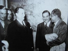 Luis Bartlle Berres recibe a Obdulio Varela en 1950. 