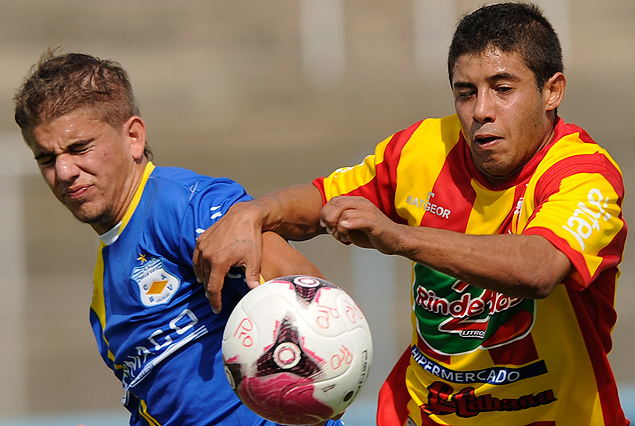 Ignacio Lemmo y Martín Correa luchan con todo por la posesión de la pelota. 