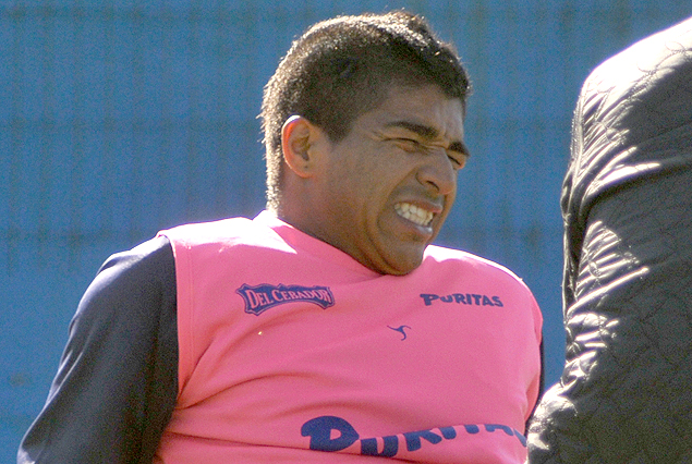 Rodrigo Aguirre se sintió de un posterior y es duda en los negriazules.