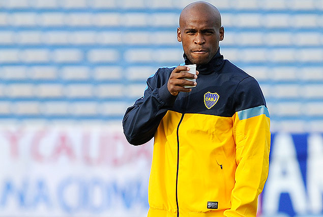Ribair Rodríguez bebiendo te en la cancha del Estadio.