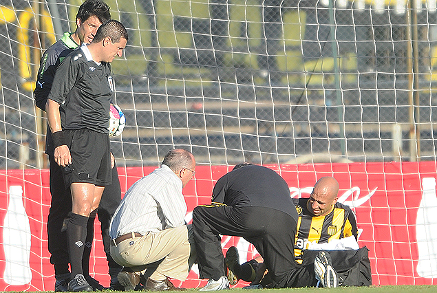 Baltasar Silva recibió un golpe en el tobillo derecho, fue atendido por la sanidad y dejó la cancha. 