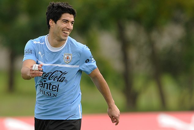 Luis Suárez a toda risa en la práctica del lunes en el complejo. El goleador anda con la pólvora seca.