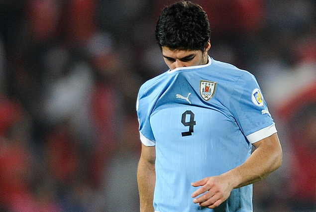 Luis Suárez,es pura decepción tras finalizar el partido en Chile.